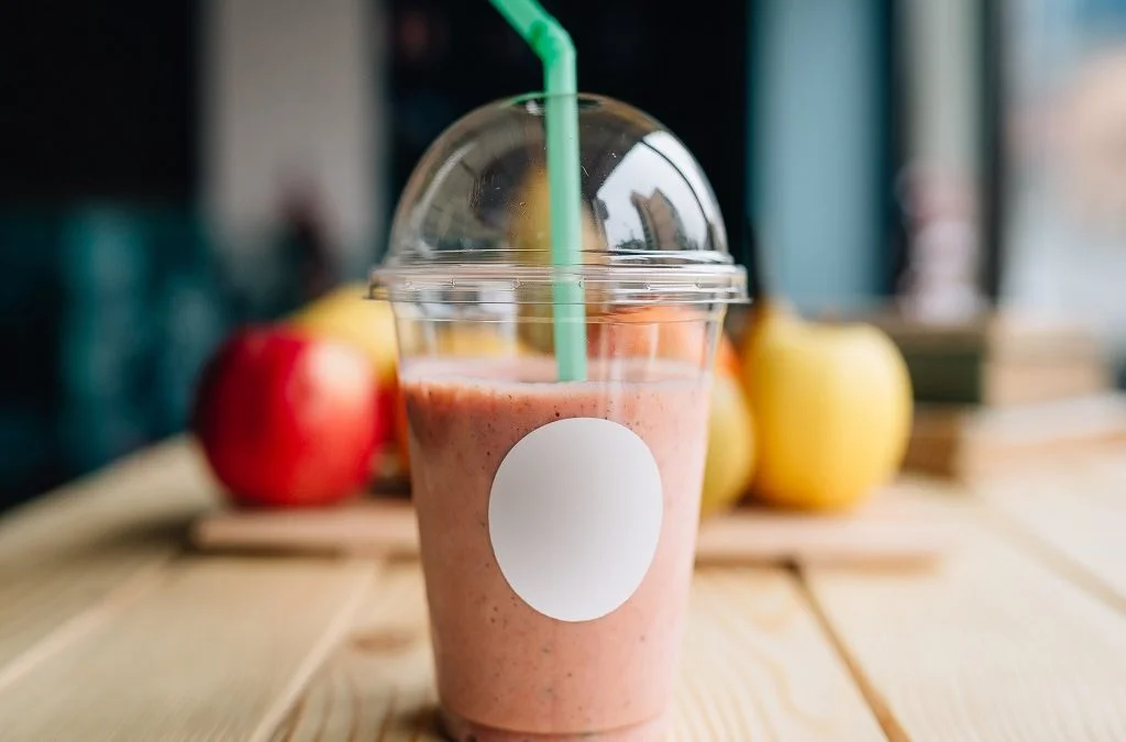 4 Alasan untuk Menggunakan Gelas dengan Tutup Gelas Plastik